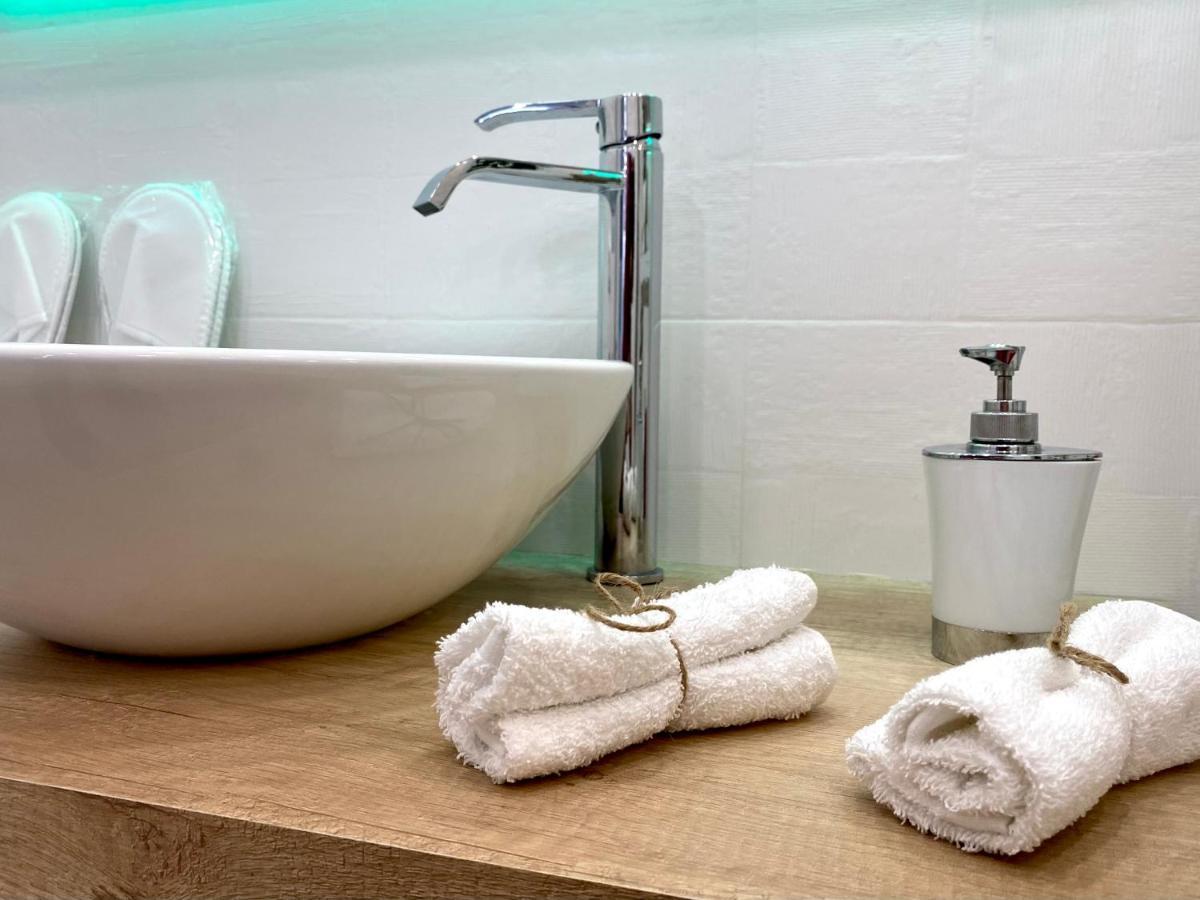 Suite Breeze - Private Heated Pool マラガ エクステリア 写真